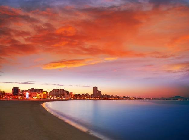 Orizzonte di Peniscola e spiaggia del castello in Spagna