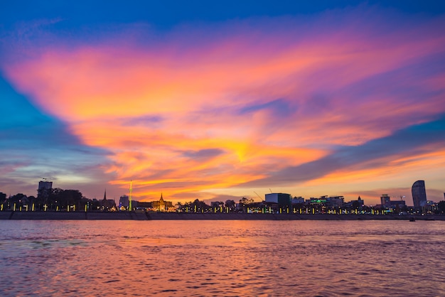 Orizzonte di Phnom Penh alla capitale di tramonto del regno della Cambogia