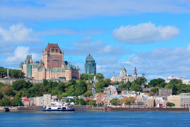 Orizzonte di Quebec City sul fiume con cielo blu e nuvole.