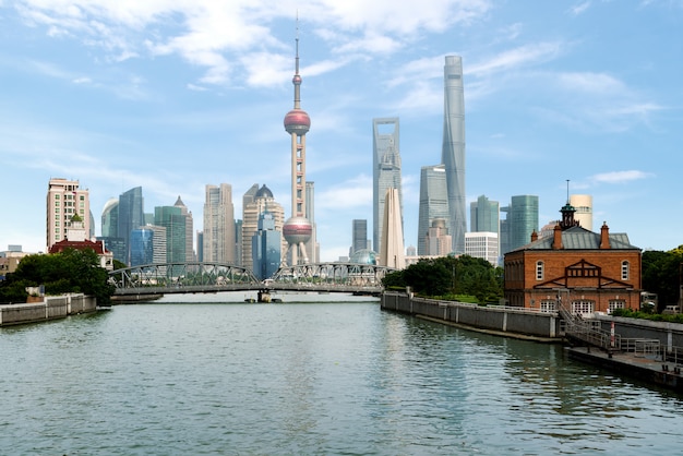 Orizzonte di Shanghai con il ponte storico di Waibaidu, a Shanghai Cina.