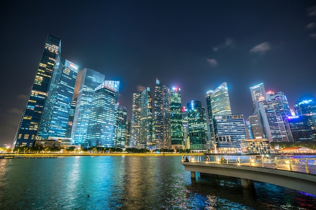 Orizzonte di Singapore alla notte da Marina Bay