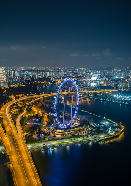 Orizzonte di Singapore e vista dei grattacieli su Marina Bay a tempo crepuscolare.