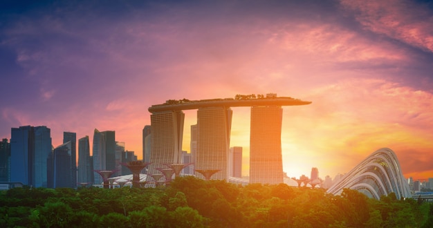 Orizzonte di Singapore e vista dei grattacieli su Marina Bay al tramonto.