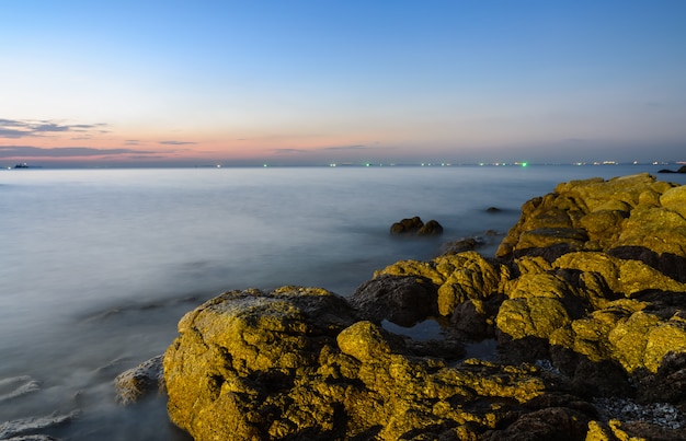 Orizzonte di tramonto della spiaggia di roccia