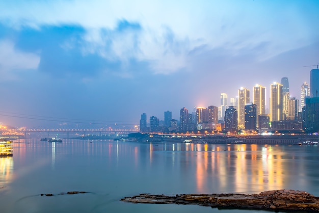 Orizzonte di vista di notte della città di Chongqing