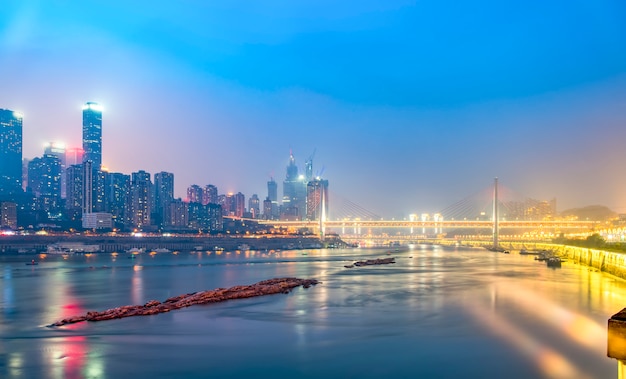 Orizzonte di vista di notte della città di Chongqing