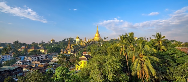 Orizzonte di Yangon con Shwedagon Pagoda in Myanmar con un bel cielo blu