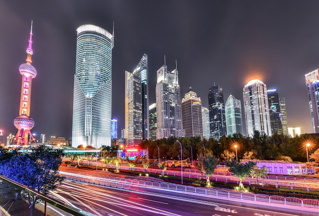 Orizzonte di zona di finanza e commerciale di lujiazui di Shanghai alla notte in Cina