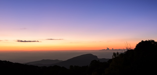 Orizzonte drammatico di alba sopra le montagne