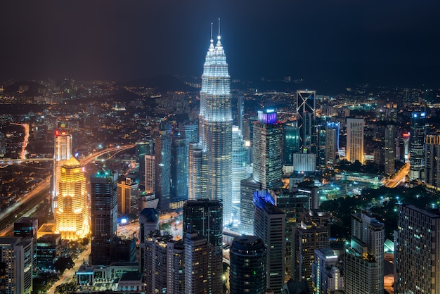 Orizzonte e grattacielo della città di Kuala Lumpur al crepuscolo a Kuala Lumpur, Malesia.