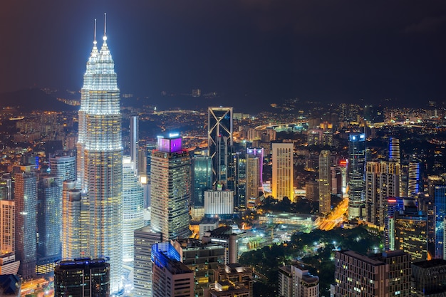 Orizzonte e grattacielo di Kuala Lumpur alla notte a Kuala Lumpur, Malesia.