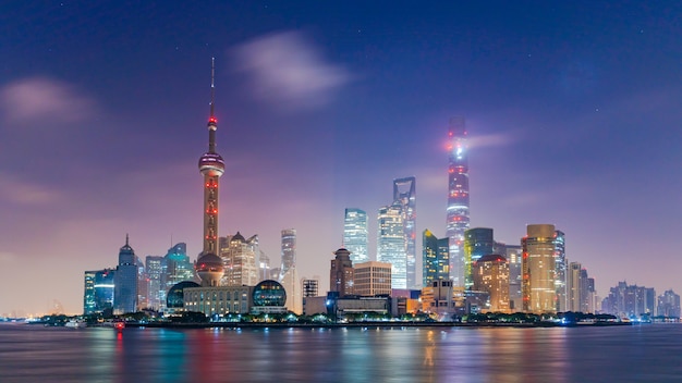 Orizzonte e grattacielo di Shanghai, città moderna di Shanghai in Cina sul fiume Huangpu.