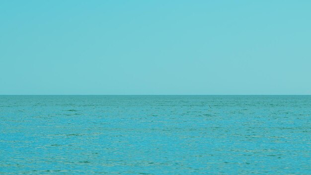 Orizzonte marino calmo sfondo calmo oceano blu spiaggia acqua con cielo blu limpido