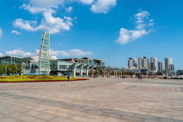 Orizzonte moderno del paesaggio urbano di Qingdao, Cina