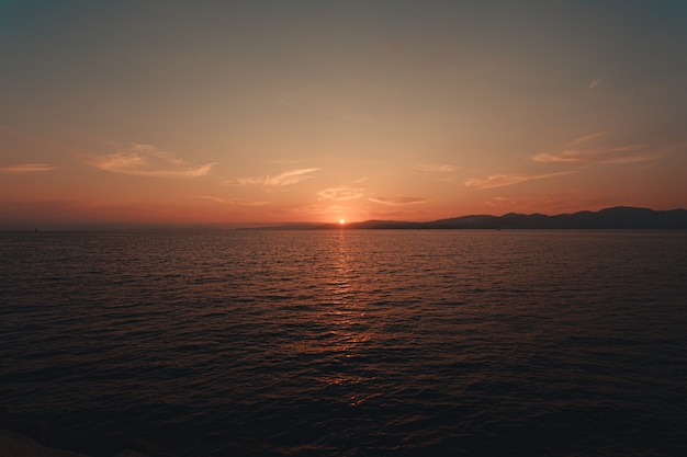 Orizzonte paesaggistico durante un tramonto rosa