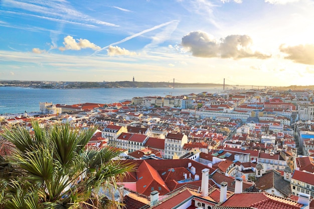 Orizzonte panoramico del Portogallo di Lisbona dal belvedere di Sao Jorge del castello di San Giorgio