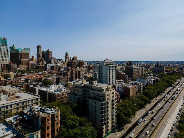 Orizzonte panoramico di Brooklyn superiore all'altra parte del fiume Hudson da New York New Stati Uniti