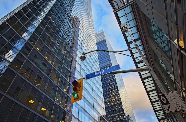 Orizzonte panoramico e grattacieli alti del distretto finanziario di Toronto