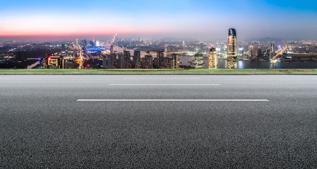 Orizzonte panoramico e strada asfaltata vuota con edifici moderni