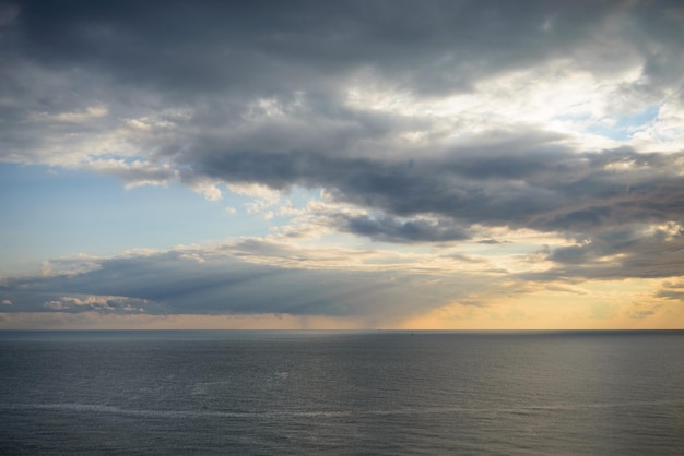 Orizzonte sul Mar Nero sullo sfondo di cielo azzurro e nuvole bianche