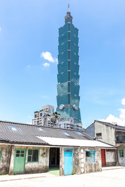 Orizzonte Taiwan di Taipei nel giorno soleggiato