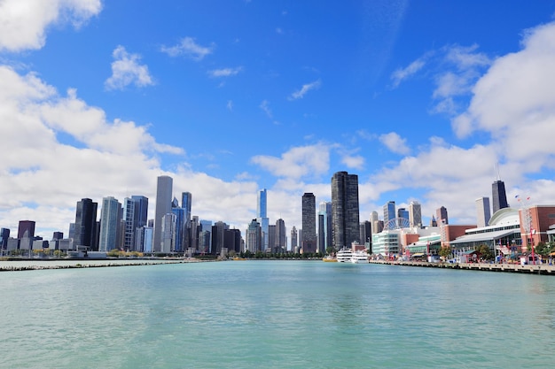 Orizzonte urbano del centro della città di Chicago con i grattacieli sopra il lago Michigan con il cielo blu nuvoloso.