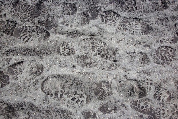 Orme di scarpe da trekking sul suolo vulcanico dell'Islanda