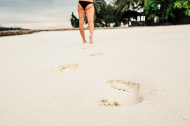 Orme nella sabbia su una bellissima spiaggia