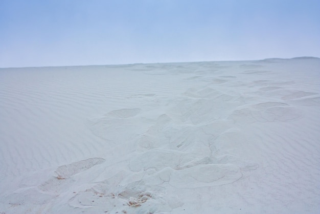 Orme sulla sabbia bianca nel deserto