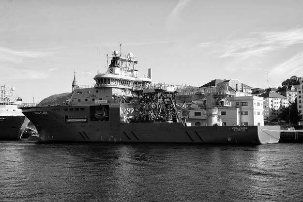 Ormeggio della nave sull'acqua di mare a Bergen in Norvegia