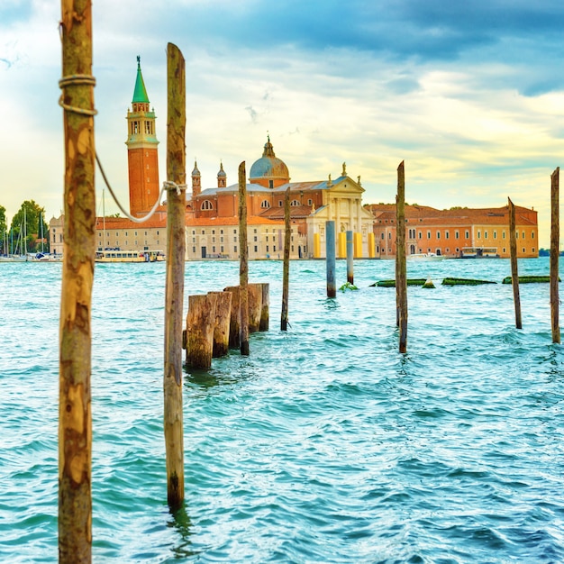 Ormeggio per gondole con pali in legno nei pressi di Piazza San Marco a Venezia