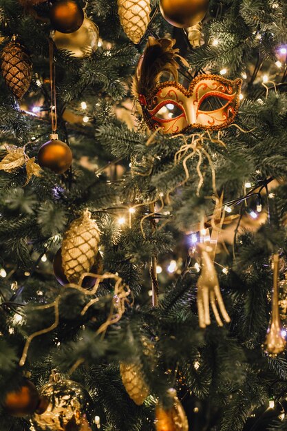 Ornamenti decorativi e palla d'oro sull'albero di Natale