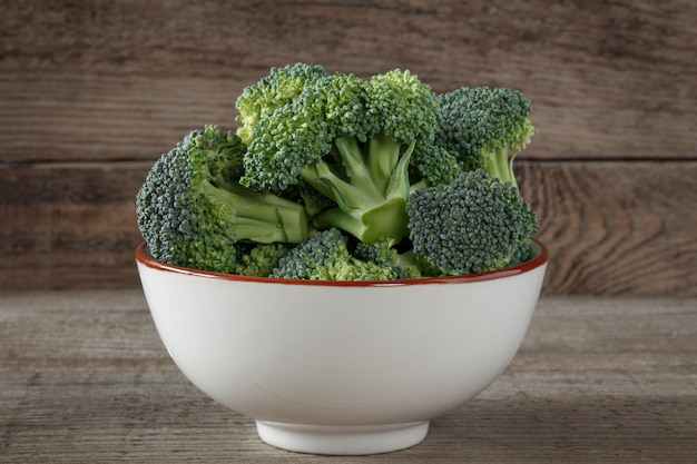 Ornamenti dei broccoli in una ciotola bianca