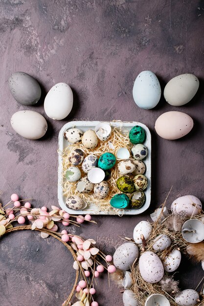 Ornamenti delle uova di Pasqua Su una tabella