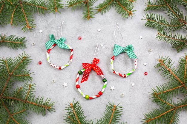 Ornamenti di ghirlande di Natale dal gradino di paglia di carta