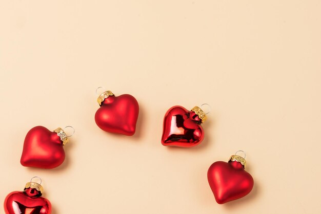 Ornamenti di Natale a forma di cuori Decorazione rossa Palla Natale o sfondo StValentine