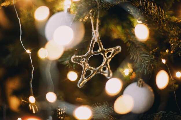Ornamenti di natale in vetro moderno palline bianche e luci di natale dorate bokeh da vicino