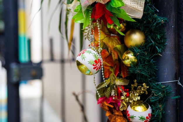 Ornamenti di Natale su un albero all'aperto a Rio de Janeiro in Brasile