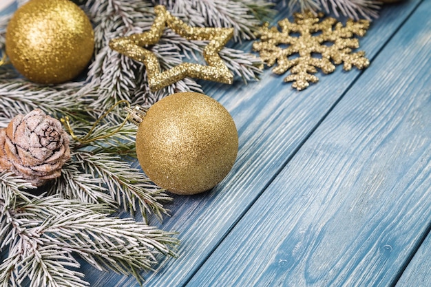 Ornamenti di Natale sui precedenti di legno. Copia spazio per il testo.