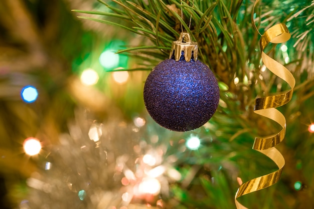 Ornamenti di natale sull'albero di Natale.