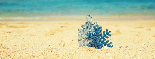 Ornamenti di Natale sulla spiaggia