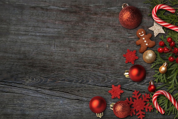 Ornamenti di Natale sulla tavola di legno