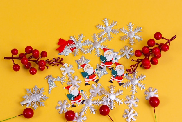 Ornamenti di pallina su uno sfondo pastello beige chiaro. Tavola addobbata per la festa di Natale