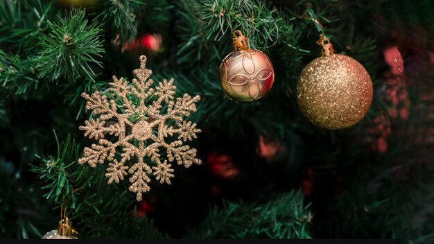 Ornamenti sull'albero di Natale