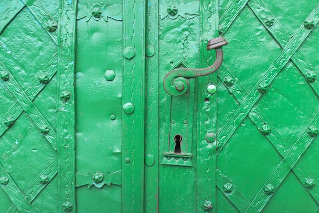 Ornamento d'epoca di colore verde, parte della porta di ferro del castello medievale