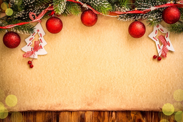 Ornamento dell'albero di Natale su carta di carta vintage in bianco. Concetto di vacanza di Natale