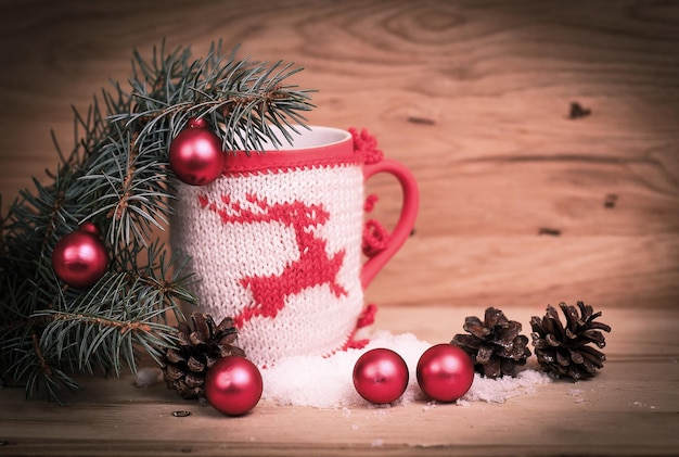 Ornamento della tazza di Natale e decorazione di Natale sul dorso di legno