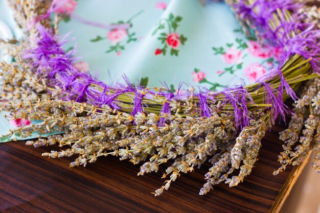 Ornamento di capelli Una delicata corona di lavanda secca su una tovaglia blu