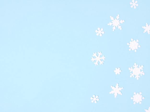Ornamento di Natale con fiocchi di neve su sfondo blu.
