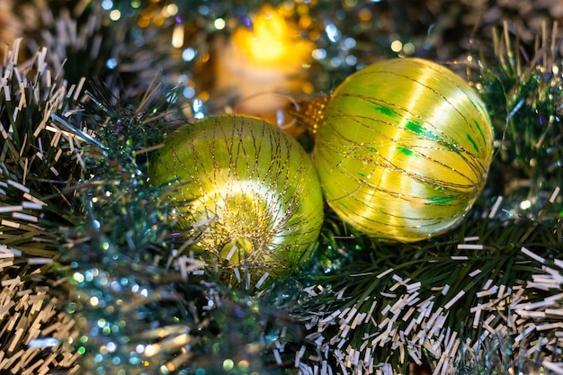 Ornamento di Natale con l'albero illuminato nello spazio della copia del fondo